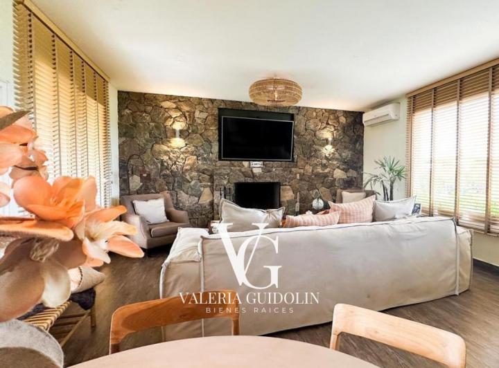 Casa · 878m² · 5 Ambientes · 2 Cocheras