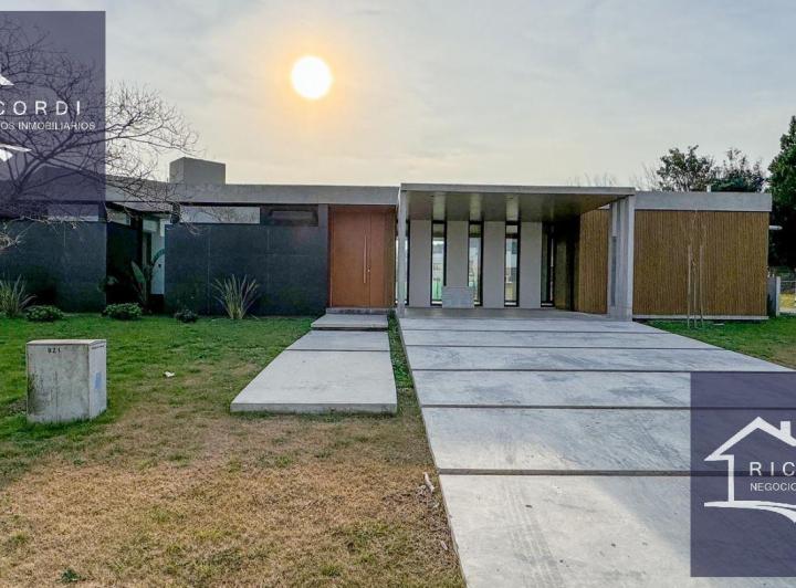 Casa · 177m² · 5 Ambientes · 4 Cocheras