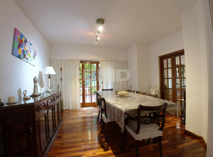 Casa · 240m² · 6 Ambientes · 1 Cochera