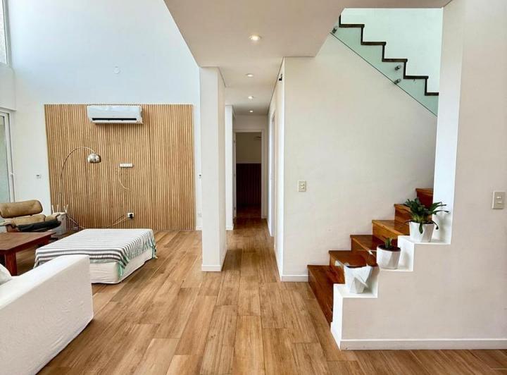 Casa · 840m² · 5 Ambientes · 4 Cocheras