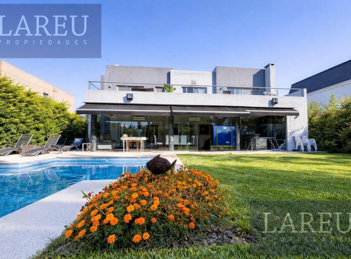 Casa · 383m² · 7 Ambientes · 6 Cocheras