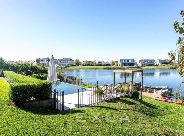Casa · 210m² · 5 Ambientes · 1 Cochera