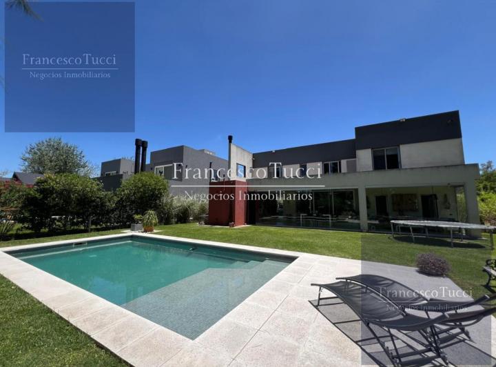 Casa · 265m² · 5 Ambientes · 2 Cocheras