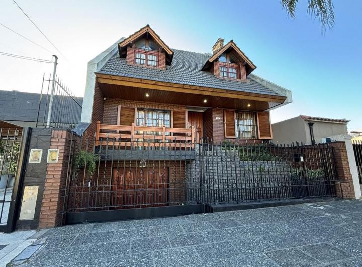 Casa · 250m² · 5 Ambientes · 3 Cocheras