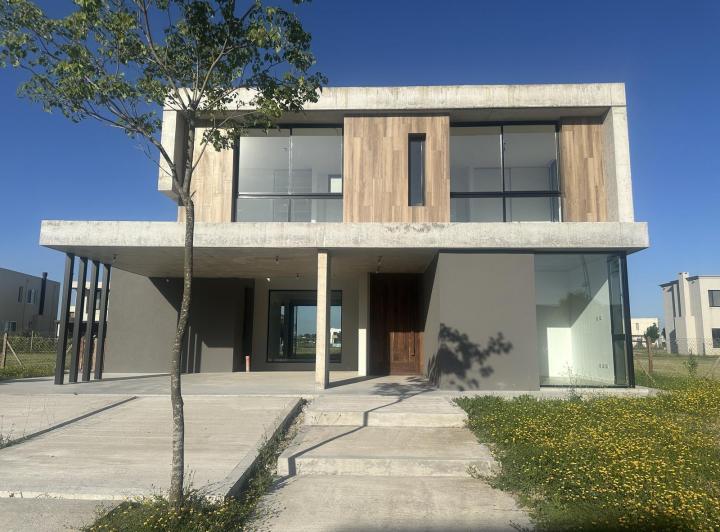Casa · 204m² · 5 Ambientes · 2 Cocheras
