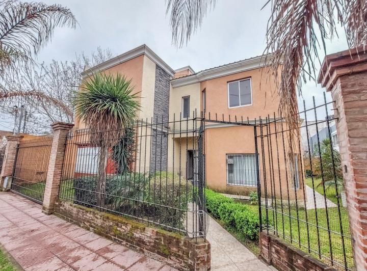 Casa · 250m² · 6 Ambientes · 2 Cocheras