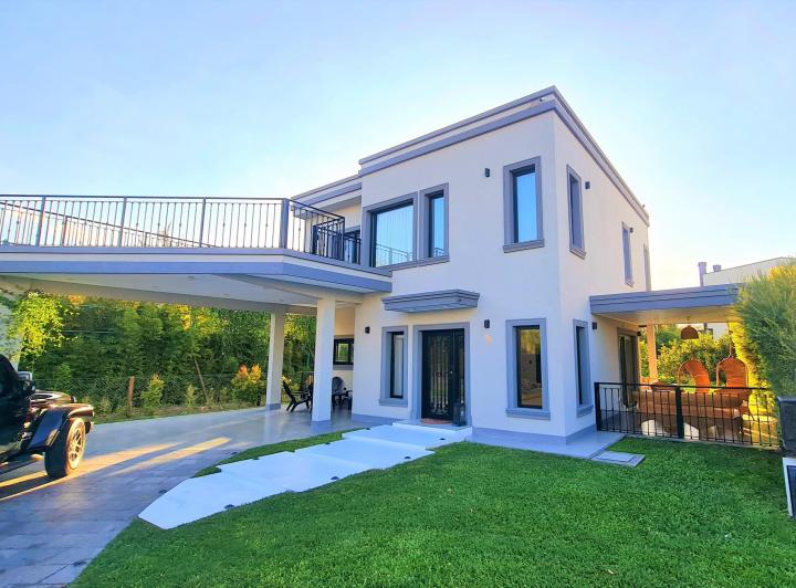 Casa · 220m² · 4 Ambientes · 2 Cocheras