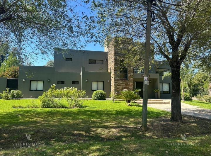 Casa · 330m² · 4 Ambientes · 1 Cochera