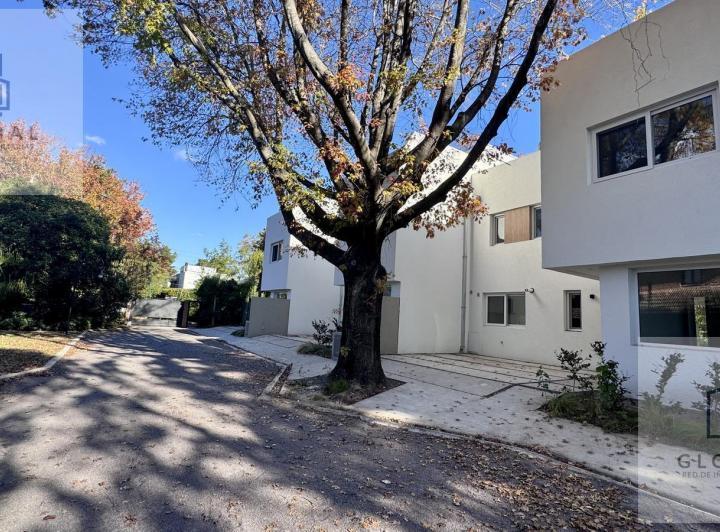 Casa · 156m² · 5 Ambientes · 2 Cocheras