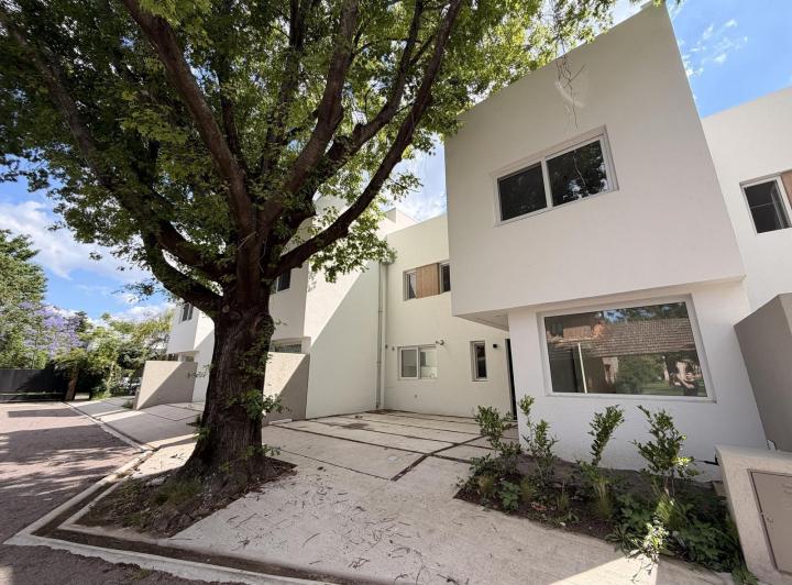 Casa · 156m² · 5 Ambientes · 2 Cocheras