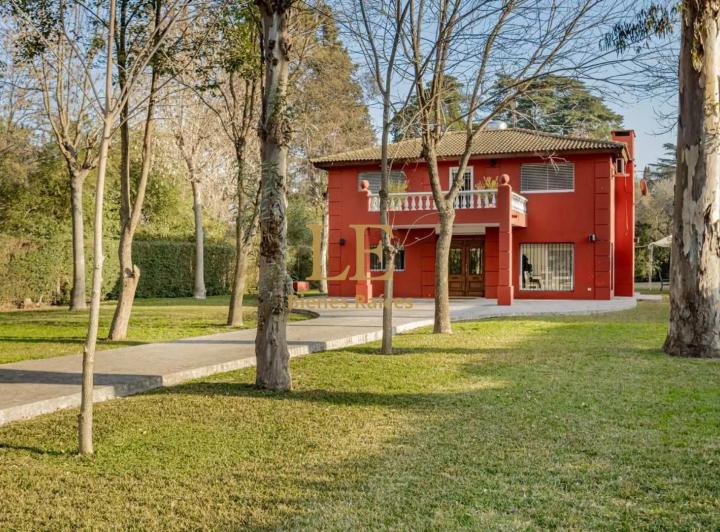 Casa · 160m² · 4 Ambientes · 7 Cocheras