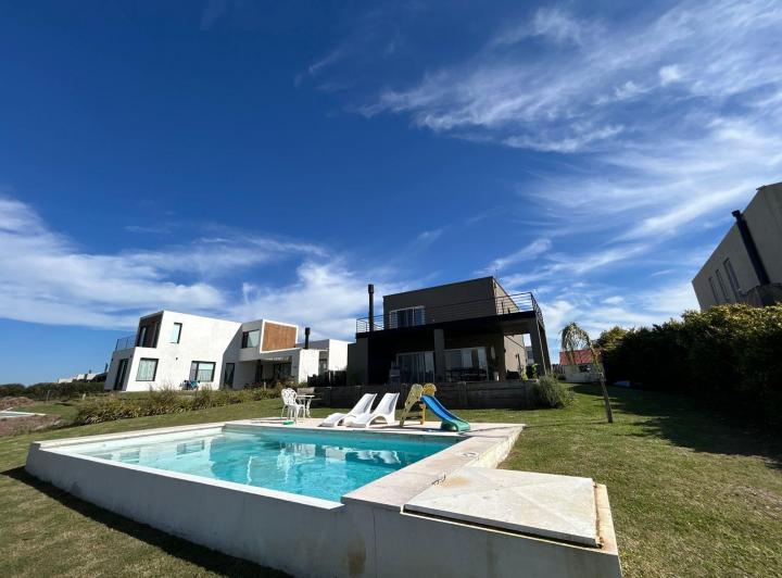Casa · 207m² · 7 Ambientes · 4 Cocheras