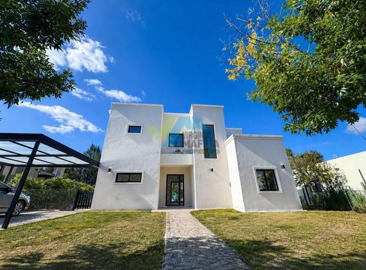 Casa · 180m² · 6 Ambientes · 2 Cocheras