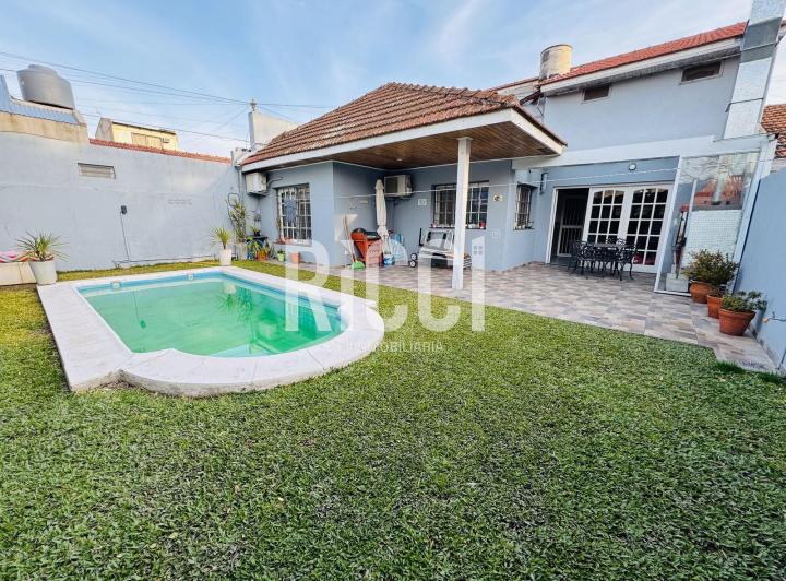 Casa · 241m² · 5 Ambientes · 3 Cocheras