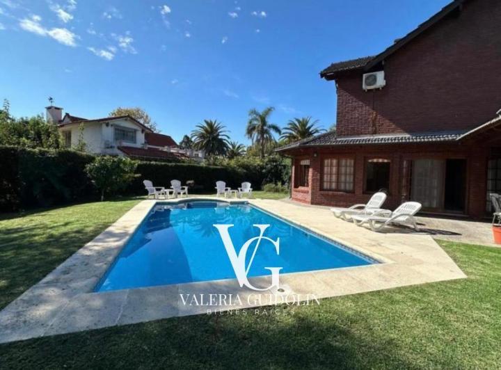 Casa · 260m² · 5 Ambientes · 2 Cocheras