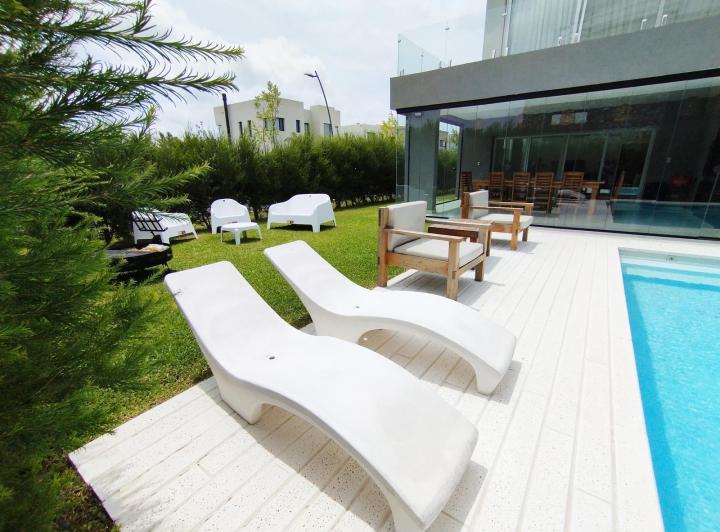 Casa · 242m² · 6 Ambientes · 4 Cocheras