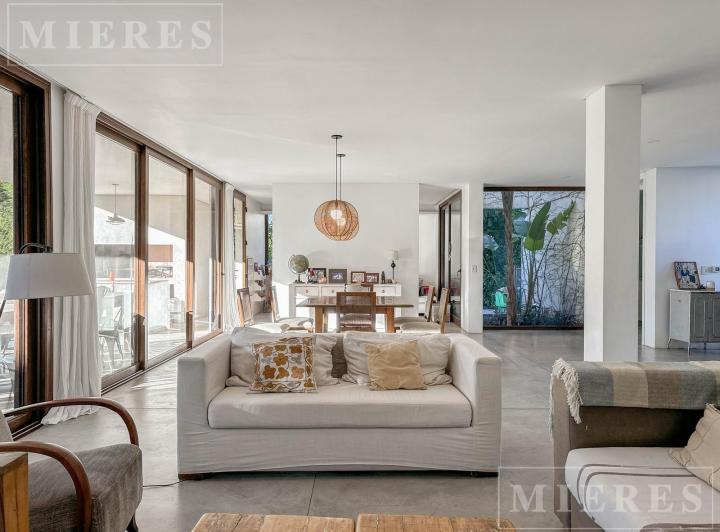Casa · 243m² · 7 Ambientes · 4 Cocheras