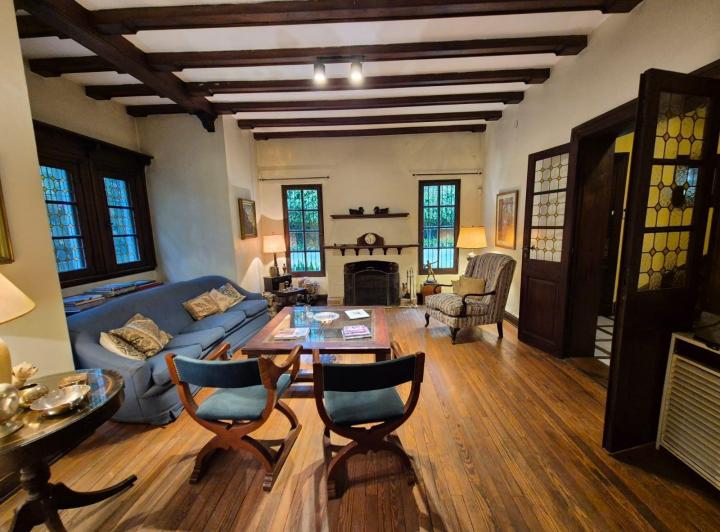 Casa · 327m² · 8 Ambientes · 3 Cocheras