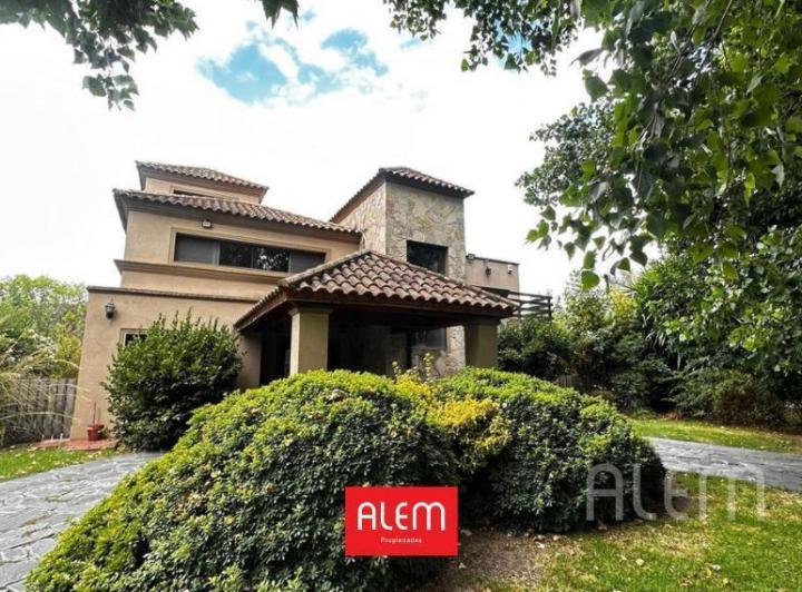 Casa · 230m² · 5 Ambientes · 2 Cocheras