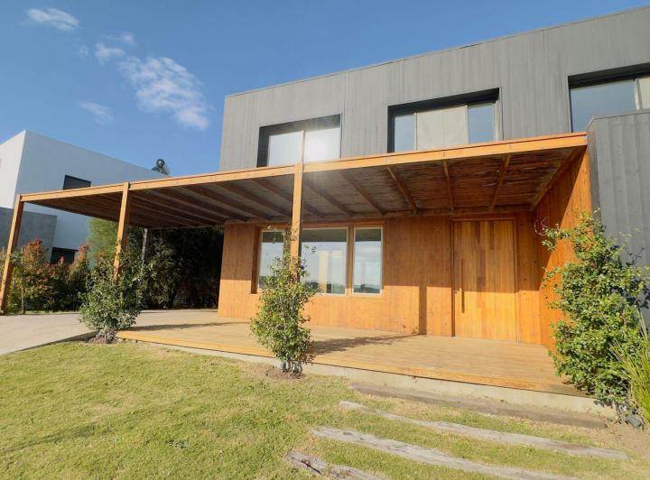 Casa · 300m² · 6 Ambientes · 1 Cochera