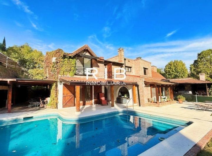 Casa · 530m² · 7 Ambientes · 4 Cocheras