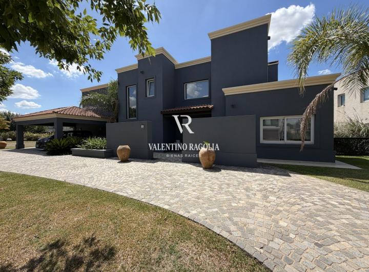 Casa · 348m² · 6 Ambientes · 2 Cocheras