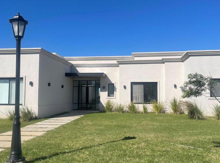 Casa · 900m² · 5 Ambientes · 2 Cocheras