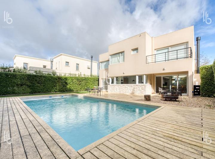 Casa · 330m² · 5 Ambientes · 3 Cocheras