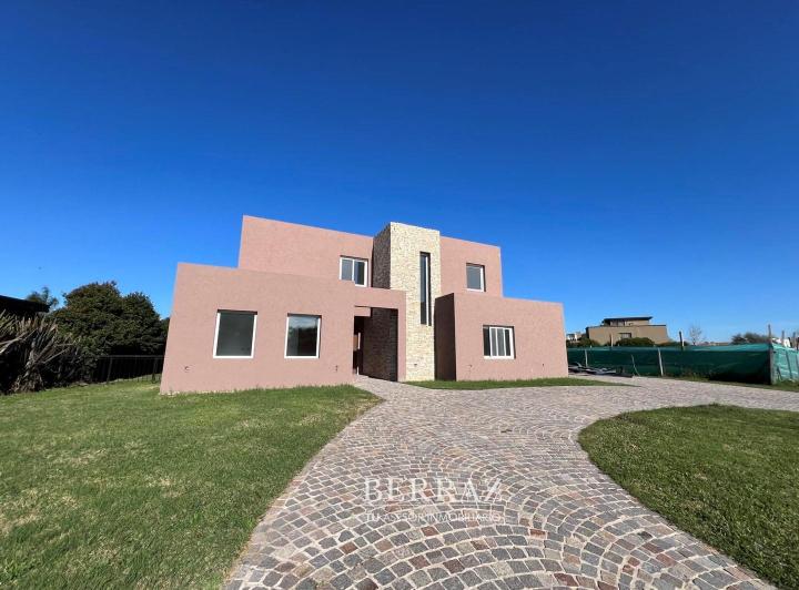 Casa · 270m² · 5 Ambientes · 1 Cochera