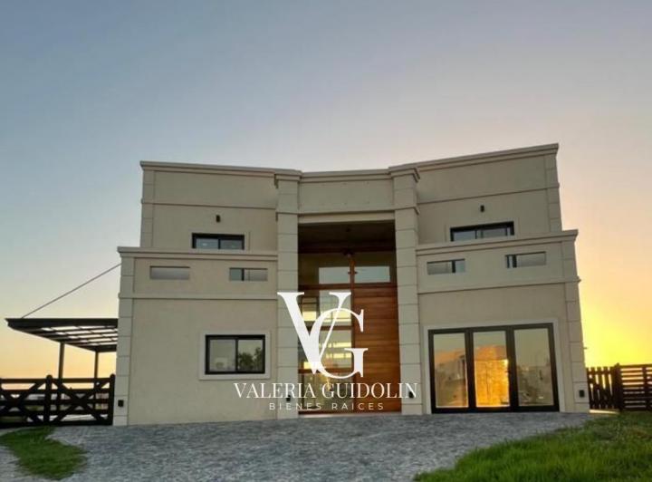 Casa · 245m² · 5 Ambientes · 5 Cocheras