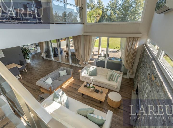 Casa · 347m² · 7 Ambientes · 2 Cocheras