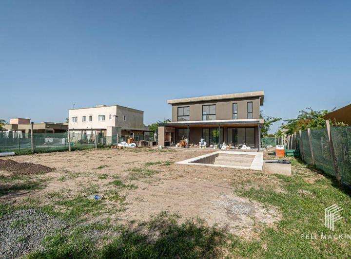 Casa · 232m² · 5 Ambientes · 2 Cocheras