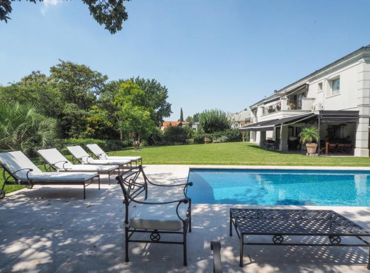 Casa · 585m² · 9 Ambientes · 2 Cocheras