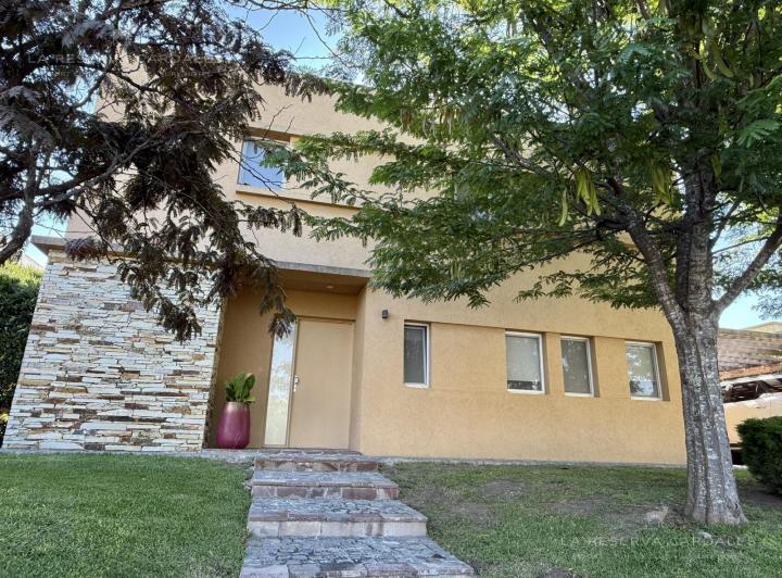 Casa · 838m² · 5 Ambientes · 1 Cochera