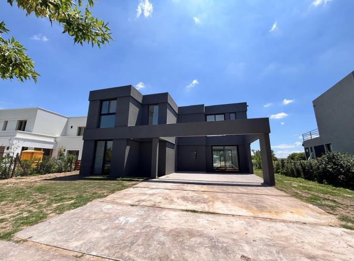 Casa · 220m² · 6 Ambientes · 2 Cocheras