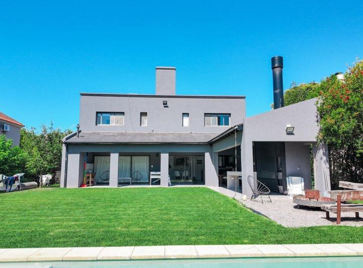 Casa · 216m² · 5 Ambientes · 3 Cocheras