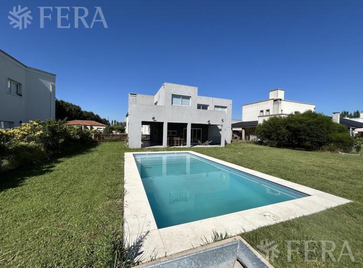 Casa · 135m² · 5 Ambientes · 2 Cocheras
