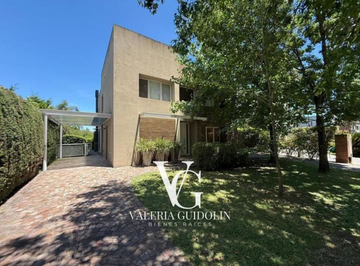 Casa · 180m² · 5 Ambientes · 4 Cocheras