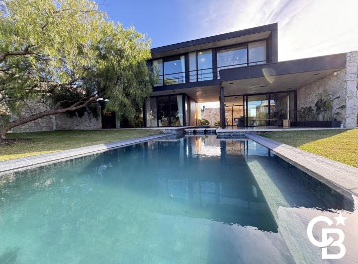Casa · 280m² · 6 Ambientes · 4 Cocheras