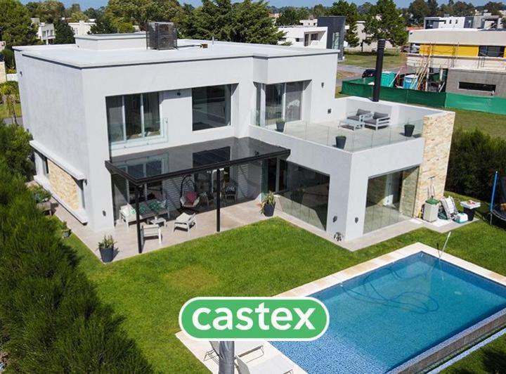 Casa · 320m² · 6 Ambientes · 2 Cocheras