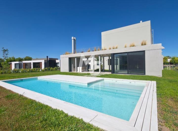 Casa · 460m² · 6 Ambientes · 2 Cocheras