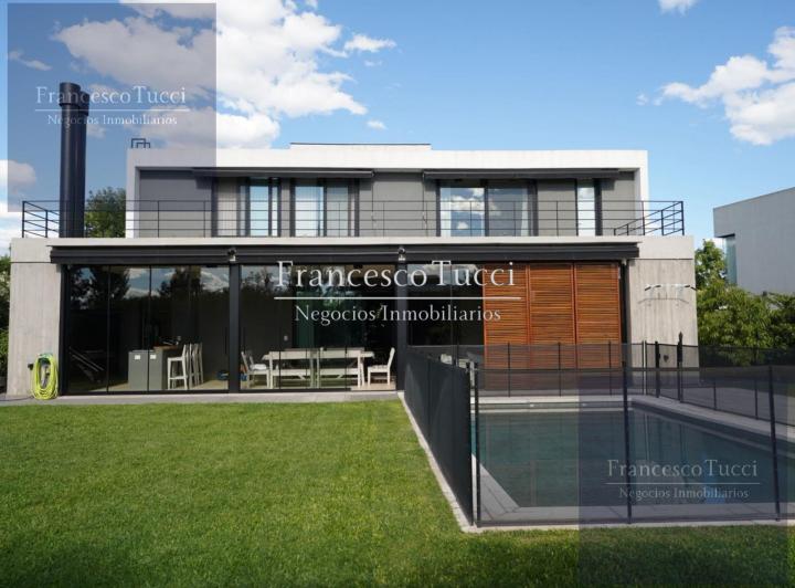 Casa · 350m² · 5 Ambientes · 2 Cocheras