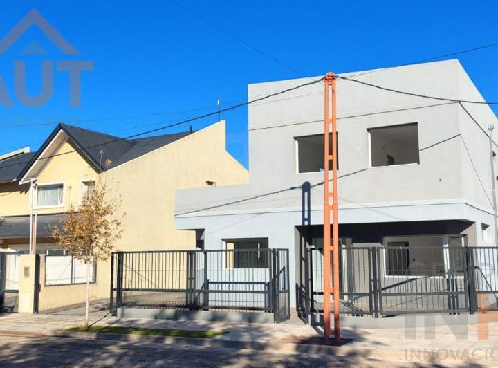 Casa · 180m² · 3 Dormitorios · 2 Cocheras