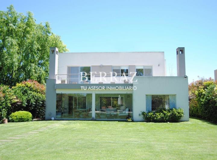 Casa · 250m² · 5 Ambientes · 4 Cocheras