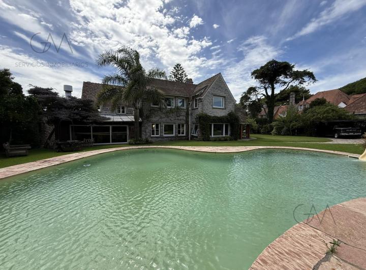 Casa · 650m² · 8 Ambientes · 3 Cocheras