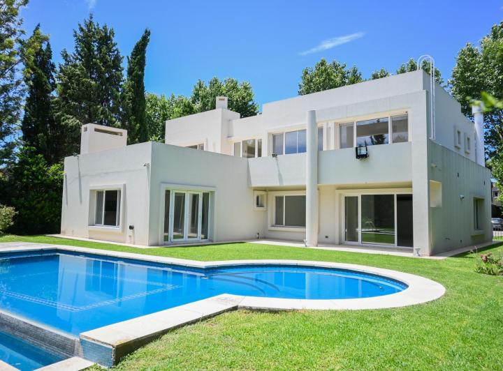 Casa · 431m² · 5 Ambientes · 2 Cocheras
