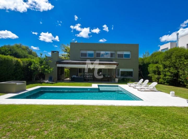 Casa · 220m² · 5 Ambientes · 1 Cochera