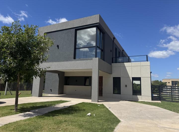 Casa · 200m² · 5 Ambientes · 2 Cocheras
