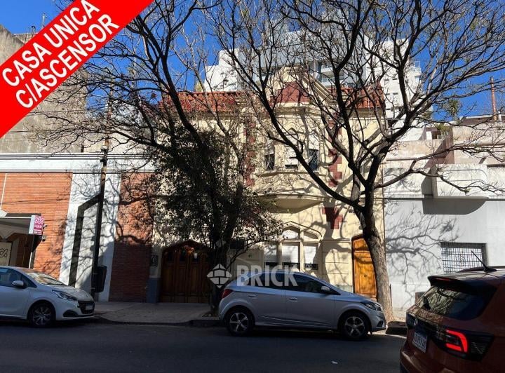 Casa · 303m² · 4 Ambientes · 1 Cochera