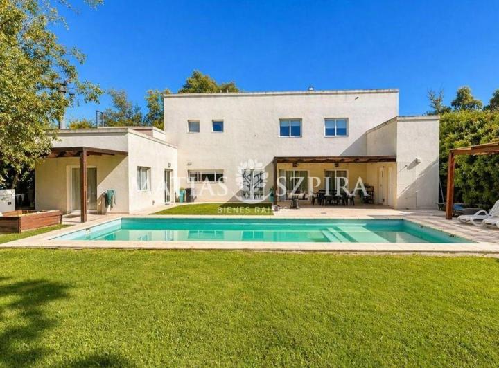 Casa · 246m² · 5 Ambientes · 2 Cocheras